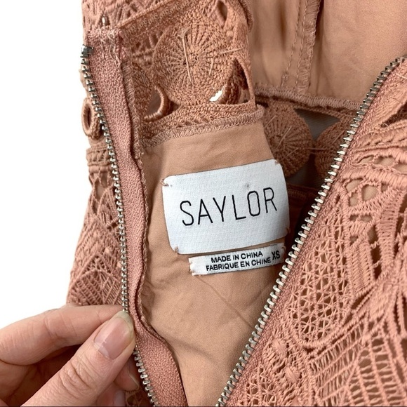 Saylor Joah lace dress with open back - Picture 6 of 6